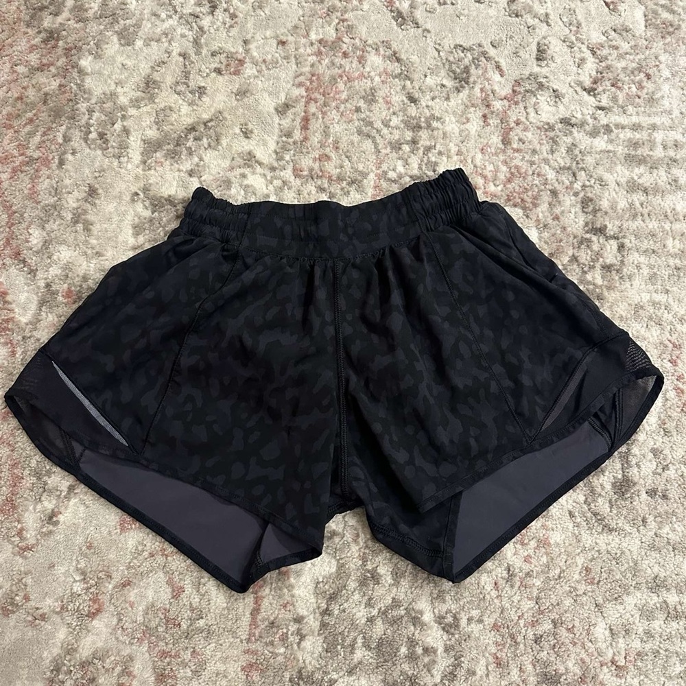 Black Lululemon Hotty Hot short 4”